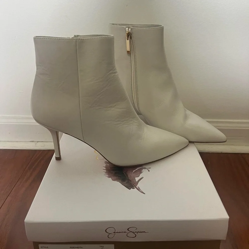 NWOT Jessica Simpson Ivory Leather Pointed-Toe Ankle Boots Careerwear Office - Picture 2 of 5